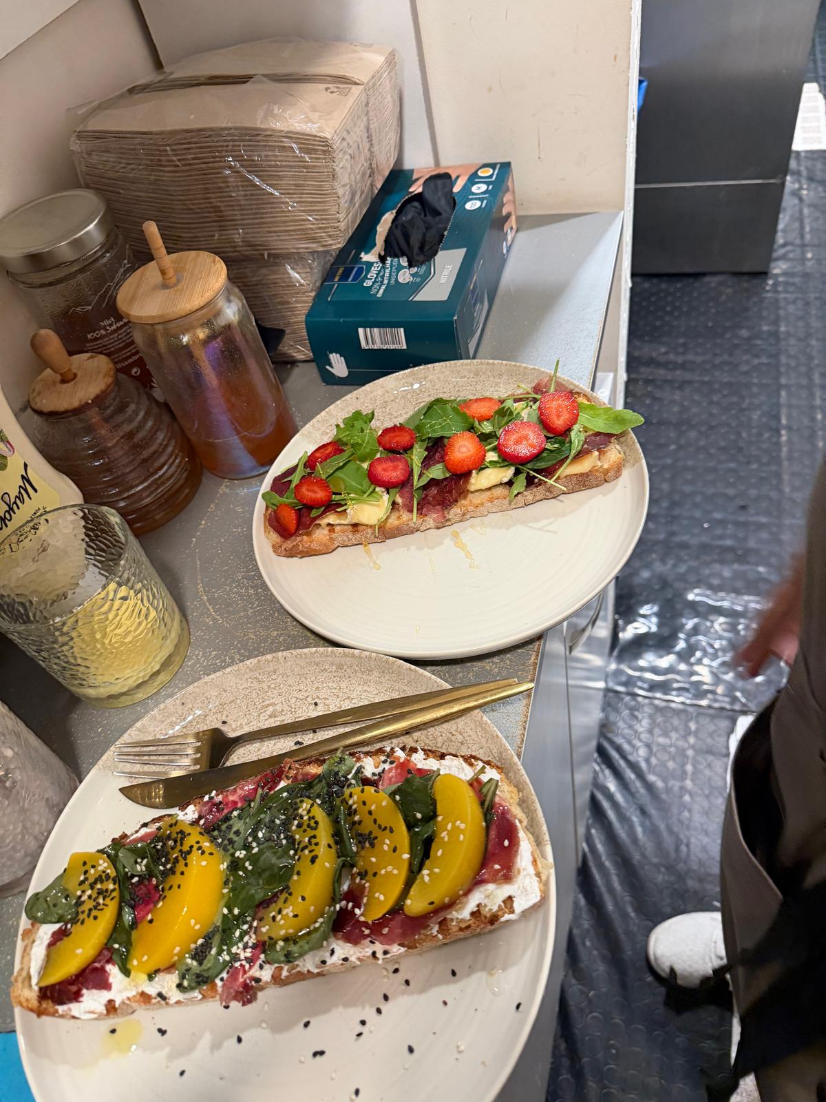 Tostadas gourmet de Mediterránea Café: tostada de fresas con brie y cecina y tostada de mango con queso crema