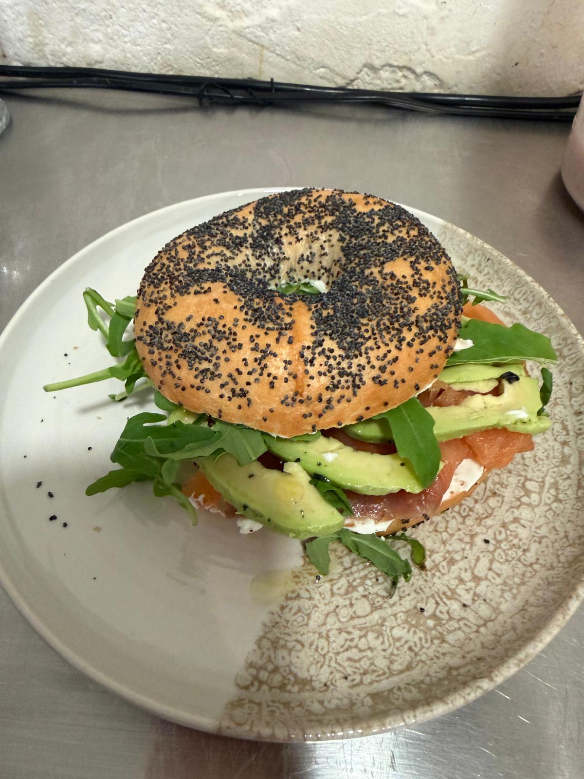 Bagel de salmón ahumado con aguacate, rúcula y queso crema de Mediterránea Café en Zaragoza