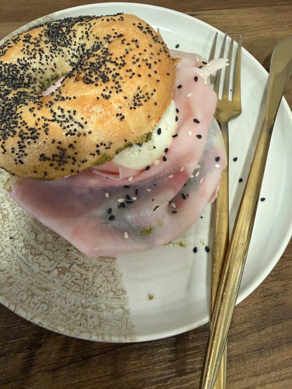 Bagel de jamón de York con mozzarella y pesto de Mediterránea Café en el Actur, Zaragoza