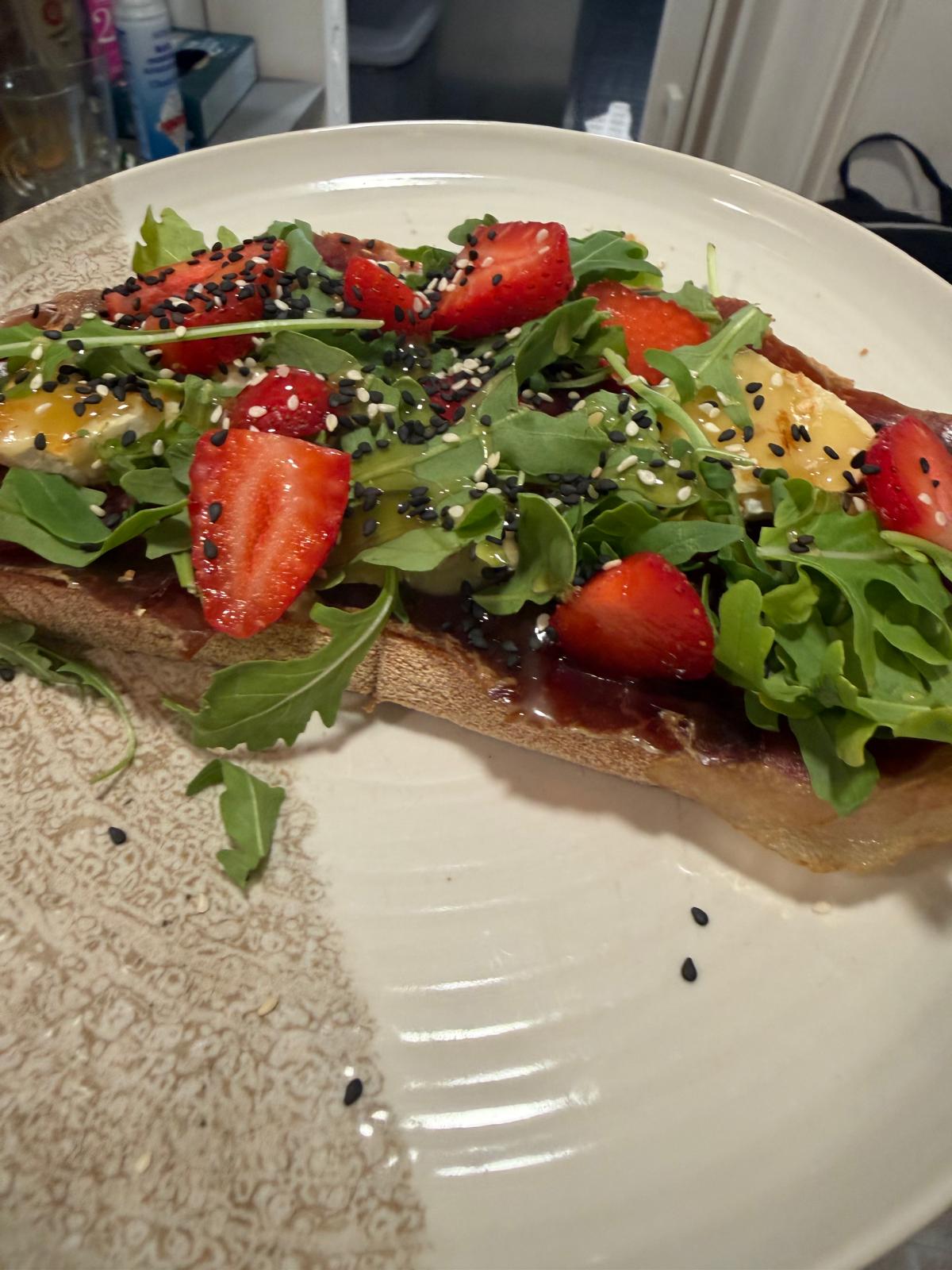 Tostada de cecina, queso brie, fresas y rúcula con miel de Mediterránea Café en Zaragoza
